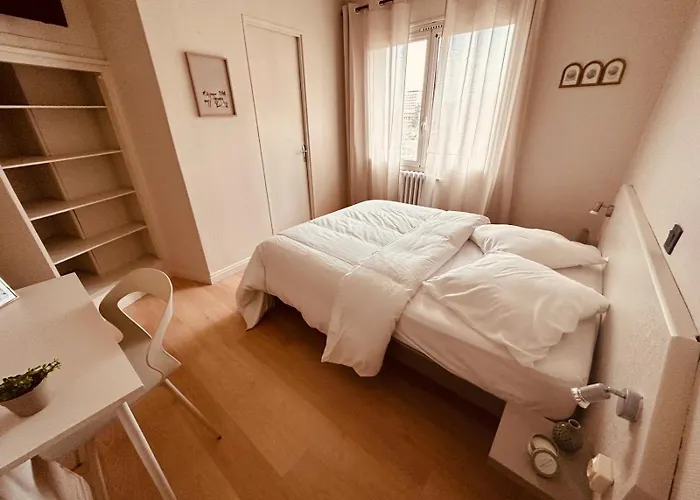 阿那托勒酒店 *